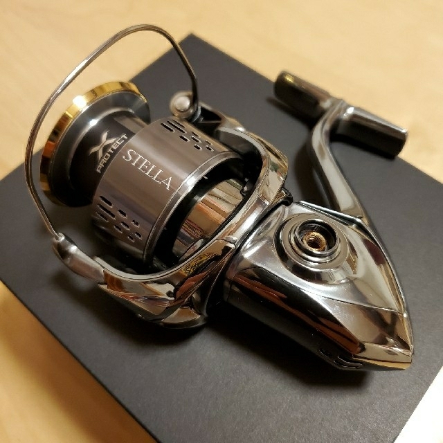 SHIMANO(シマノ)のシマノ　18ステラ4000XG　新品未使用 スポーツ/アウトドアのフィッシング(リール)の商品写真