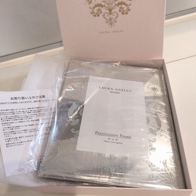 LAURA ASHLEY - 【日本撤退ブランド☆超希少】新品☆大人気!ジョゼッテガラスフォトフレームMの通販 by ♡♡|ローラアシュレイならラクマ LAURA ASHLEY - 【日本撤退ブランド☆超希少】新品☆大人気!ジョゼッテガラスフォトフレームMの通販 by ♡♡|ローラアシュレイならラクマ