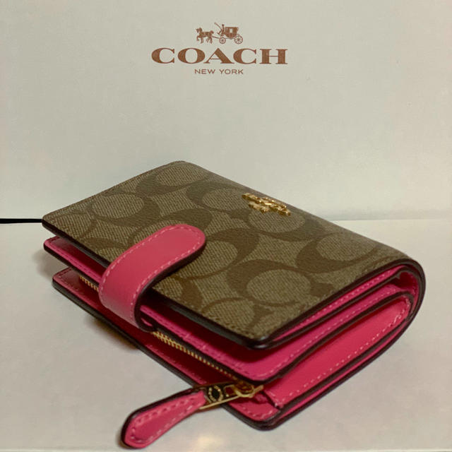 COACH(コーチ)のコーチCOACH♡二つ折り財布♡カーキ/ピンク正規新品 レディースのファッション小物(財布)の商品写真