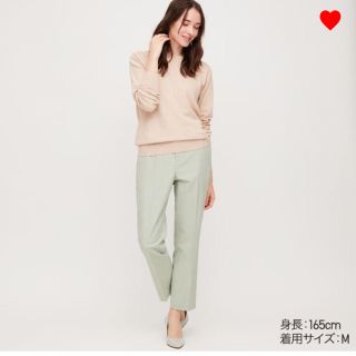 ユニクロ(UNIQLO)のユニクロ　EZYアンクルパンツ　グリーン　Mサイズ(カジュアルパンツ)