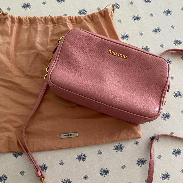 miumiu(ミュウミュウ)のmiumiu ショルダーバッグ　ピンク　ギャランティあり レディースのバッグ(ショルダーバッグ)の商品写真