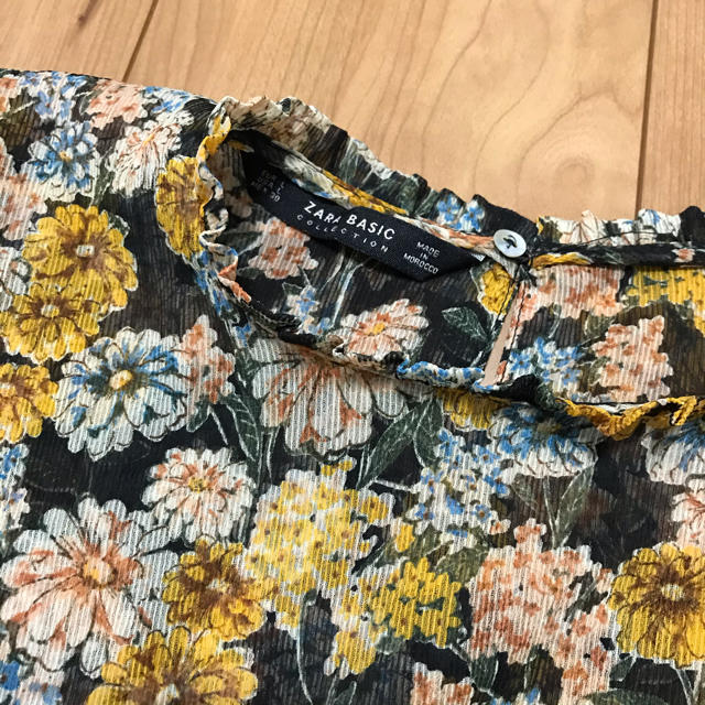 ZARA(ザラ)の花柄　シフォンブラウス　パフスリーブ レディースのトップス(シャツ/ブラウス(長袖/七分))の商品写真