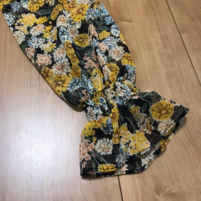 ZARA(ザラ)の花柄　シフォンブラウス　パフスリーブ レディースのトップス(シャツ/ブラウス(長袖/七分))の商品写真