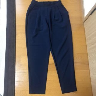 ジーユー(GU)の【ozizoさん専用】テーパードパンツ、白ベルト(カジュアルパンツ)