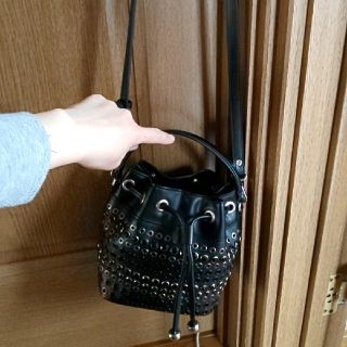 ザラ(ZARA)のZARA スタッズショルダー(ショルダーバッグ)