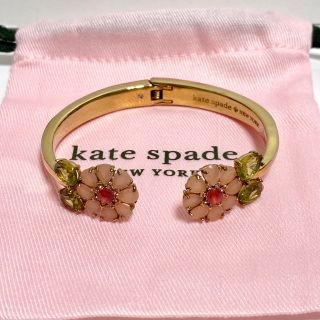 ケイトスペードニューヨーク(kate spade new york)のkate spade お花  フラワー バングル ブレスレット ゴールド(ブレスレット/バングル)