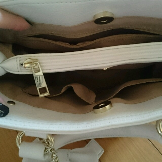 しまむら(シマムラ)のリボンチャーム付きバッグ☆ホワイト レディースのバッグ(ショルダーバッグ)の商品写真