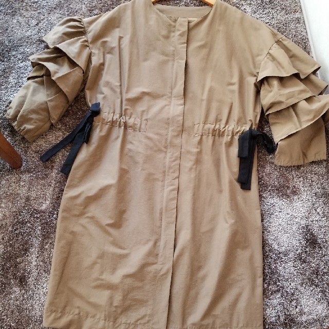 キャメル フリル袖リボン スプリングコート レディースのジャケット/アウター(スプリングコート)の商品写真