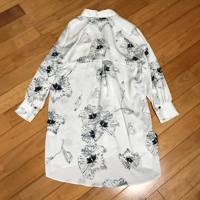 ZARA(ザラ)のZARA ロング花柄　ブラウス　サイドリボン レディースのトップス(シャツ/ブラウス(長袖/七分))の商品写真