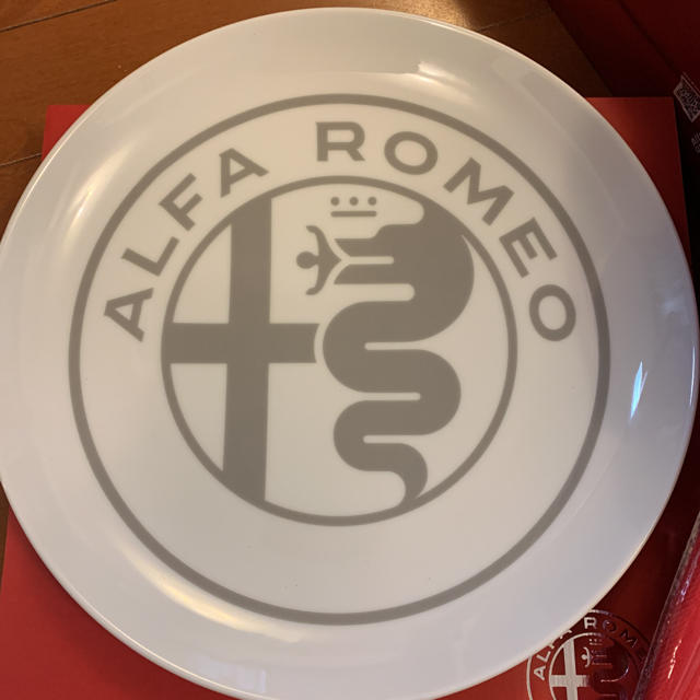 Alfa Romeo(アルファロメオ)のアルファロメオ　皿　ストール　2点セット　非売品　ノベルティ 自動車/バイクの自動車(車外アクセサリ)の商品写真