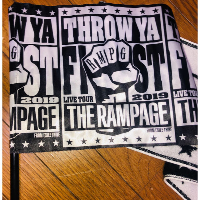 EXILE TRIBE(エグザイル トライブ)の《銀テ付》THE RAMPAGE THROW YA FIST　フラッグ　タオル エンタメ/ホビーのタレントグッズ(ミュージシャン)の商品写真