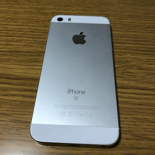 iPhone(アイフォーン)のiPhone SE 64GB simフリー　美品　完動品 スマホ/家電/カメラのスマートフォン/携帯電話(スマートフォン本体)の商品写真