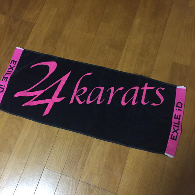 24karats(トゥエンティーフォーカラッツ)の24karatsピンクブラックタオル美品 エンタメ/ホビーのタレントグッズ(ミュージシャン)の商品写真