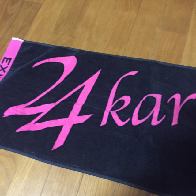 24karats(トゥエンティーフォーカラッツ)の24karatsピンクブラックタオル美品 エンタメ/ホビーのタレントグッズ(ミュージシャン)の商品写真