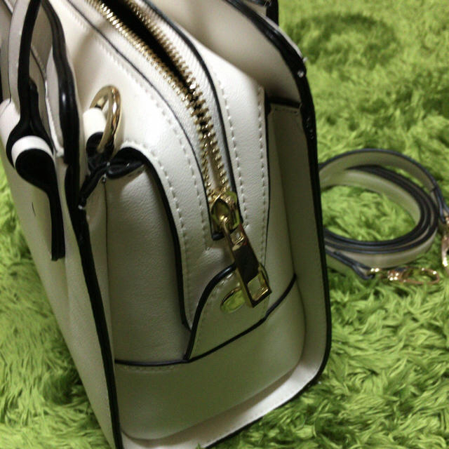 FOREVER 21(フォーエバートゥエンティーワン)のショルダーバッグ/ホワイト レディースのバッグ(ショルダーバッグ)の商品写真