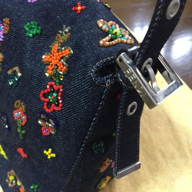 FENDI(フェンディ)のFENDI ビーズ刺繍 デニム マンマバケット ハンドバッグ レディースのバッグ(ショルダーバッグ)の商品写真