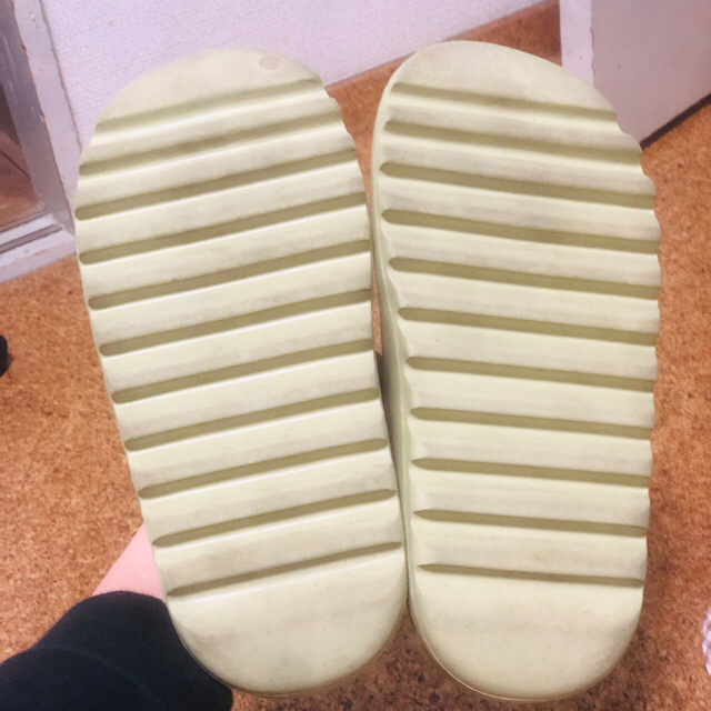 adidas(アディダス)のadidas Yeezy Slide "Resin" US10 メンズの靴/シューズ(サンダル)の商品写真