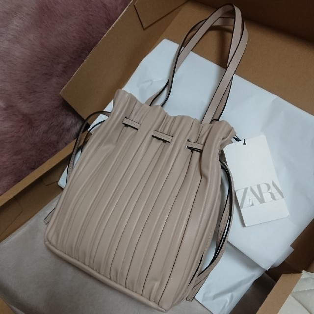 ZARA(ザラ)のZARA プリーツバッグ ベージュ ミニバケットバッグ レディースのバッグ(ショルダーバッグ)の商品写真