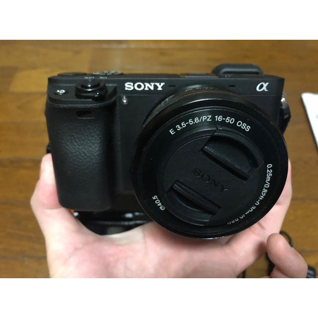 SONY(ソニー)のソニー α6300 パワーズームレンズキット おまけ付き(公式バッテリー) スマホ/家電/カメラのカメラ(ミラーレス一眼)の商品写真