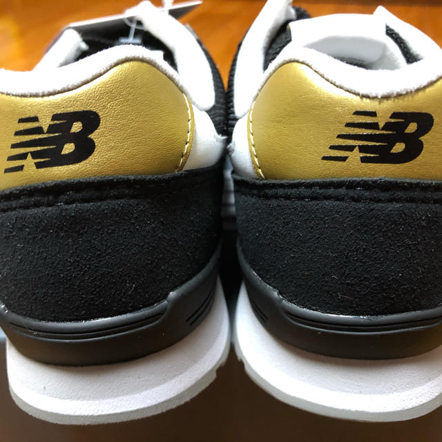 New Balance(ニューバランス)のニューバランス 996 ブラック✖️ゴールド23.5cm 新品未使用です。 レディースの靴/シューズ(スニーカー)の商品写真