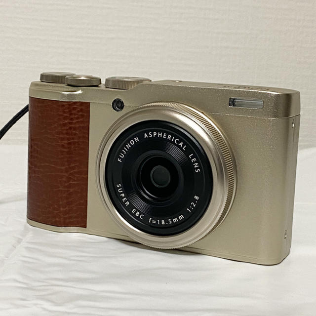 富士フイルム(フジフイルム)の富士フイルム FUJIFILM XF10 シャンパンゴールド スマホ/家電/カメラのカメラ(コンパクトデジタルカメラ)の商品写真