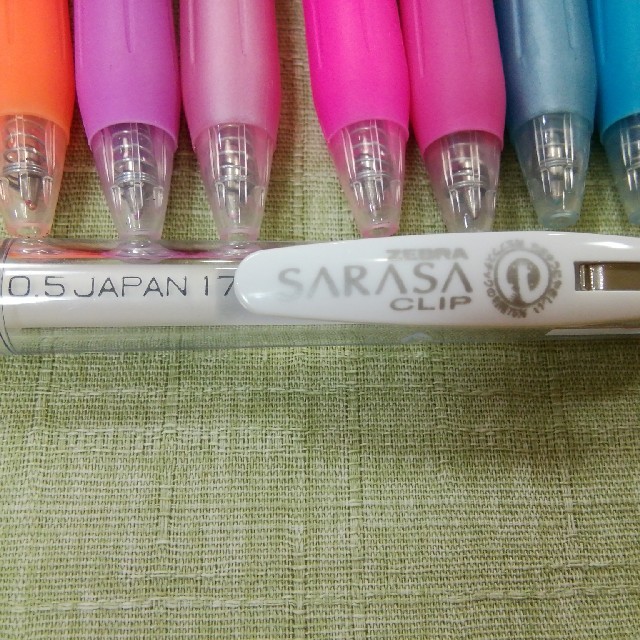 ZEBRA(ゼブラ)のボールペン　SARASA0.5  13色　水性顔料　ゼブラ インテリア/住まい/日用品の文房具(ペン/マーカー)の商品写真