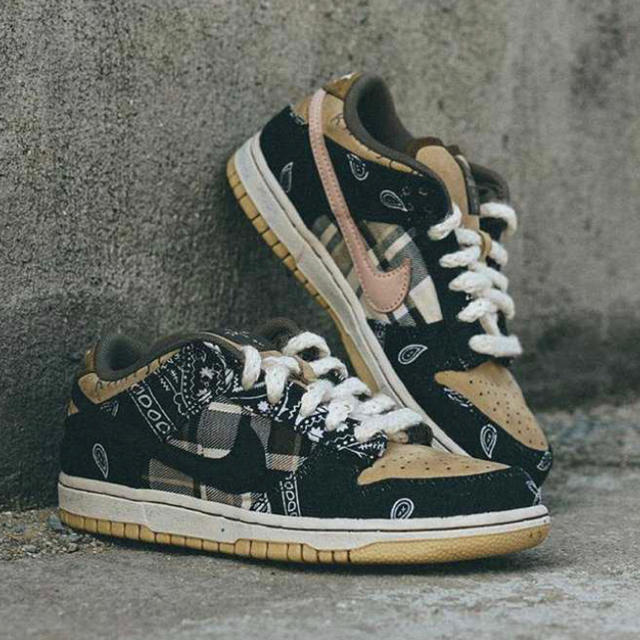 NIKE(ナイキ)の27.5cm Travis Scott x Nike SB Dunk Low   メンズの靴/シューズ(スニーカー)の商品写真