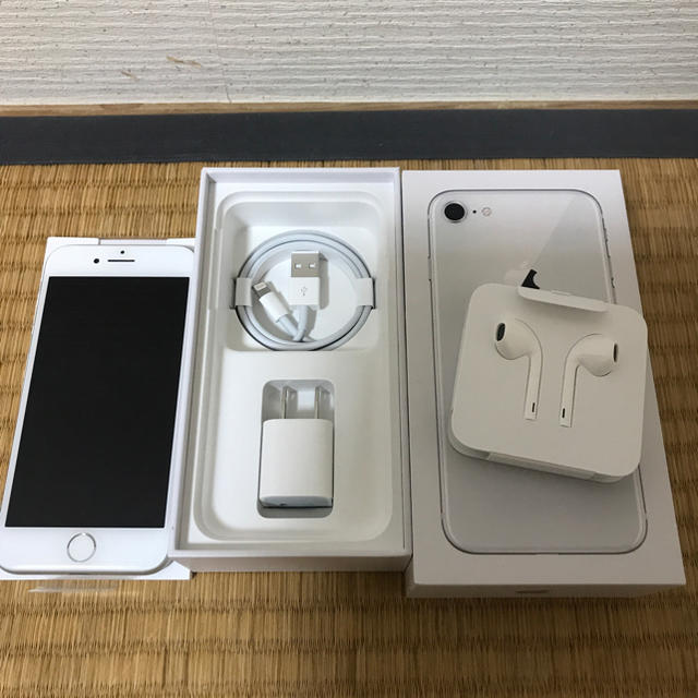 Apple(アップル)のiPhone 8 シルバー　64GB simフリー 新品未使用 スマホ/家電/カメラのスマートフォン/携帯電話(スマートフォン本体)の商品写真