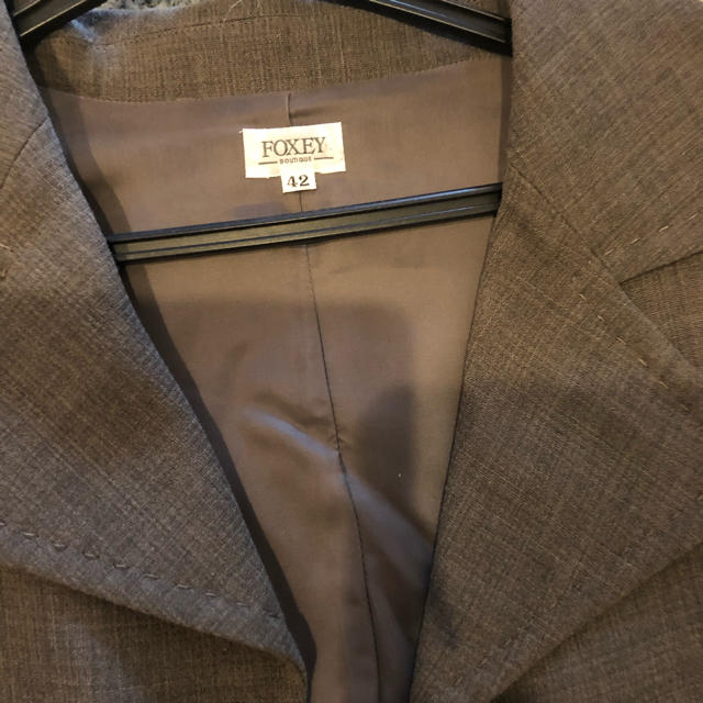 FOXEY(フォクシー)のフォクシーブティックライン　グレージュ　スーツ レディースのフォーマル/ドレス(スーツ)の商品写真