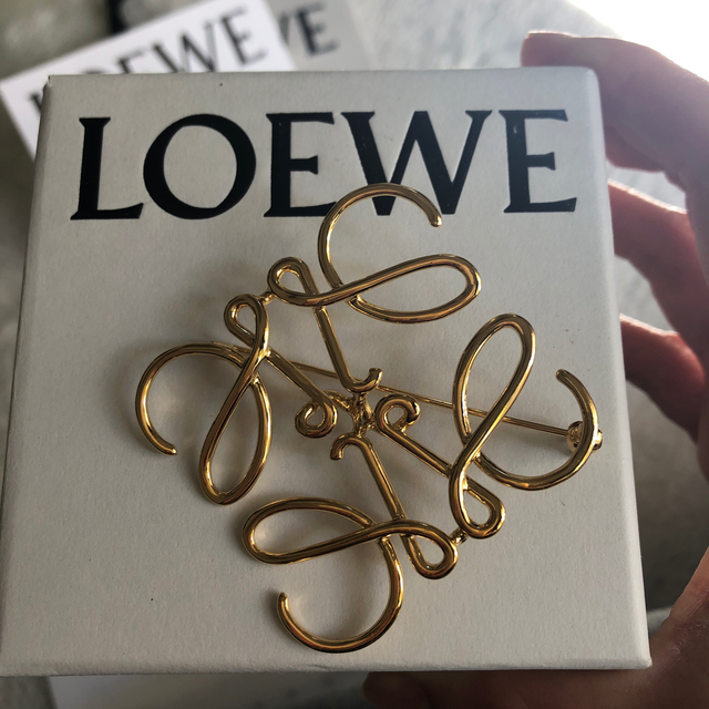 LOEWE アナグラム ブローチ ゴールド LOEWE アナグラム ブローチ ゴールド