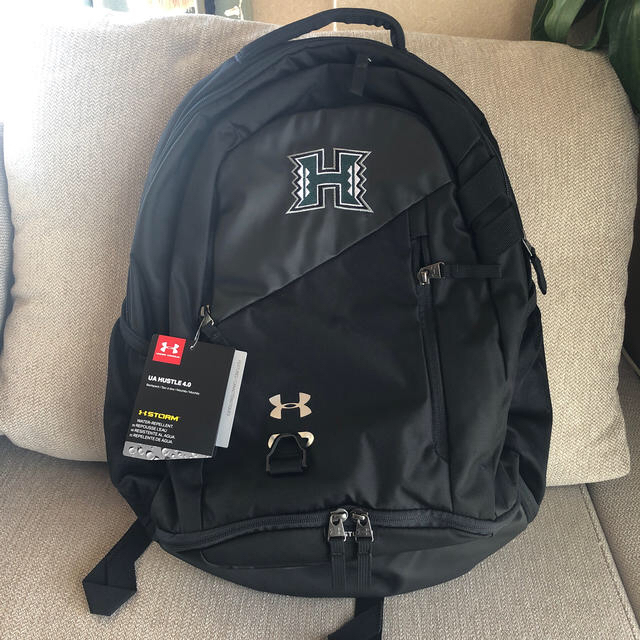 UNDER ARMOUR(アンダーアーマー)のハワイ大学　アンダーアーマー　バックパック　ブラック メンズのバッグ(バッグパック/リュック)の商品写真