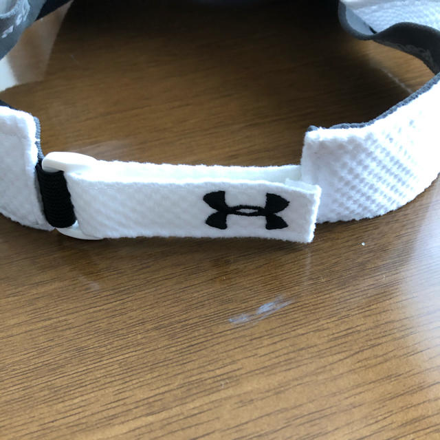 UNDER ARMOUR(アンダーアーマー)のアンダーアーマーサンバイザー　メンズ スポーツ/アウトドアのゴルフ(ウエア)の商品写真