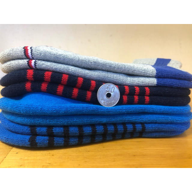 TOMMY HILFIGER(トミーヒルフィガー)の新作トミーヒルフィガー TOMMY HILFIGER子供ソックス靴下4足2 キッズ/ベビー/マタニティのこども用ファッション小物(靴下/タイツ)の商品写真