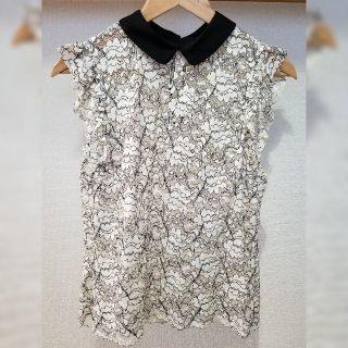 ザラ(ZARA)の【美品】ZARA　衿付き肩フリル・レースブラウス　Mサイズ(シャツ/ブラウス(半袖/袖なし))