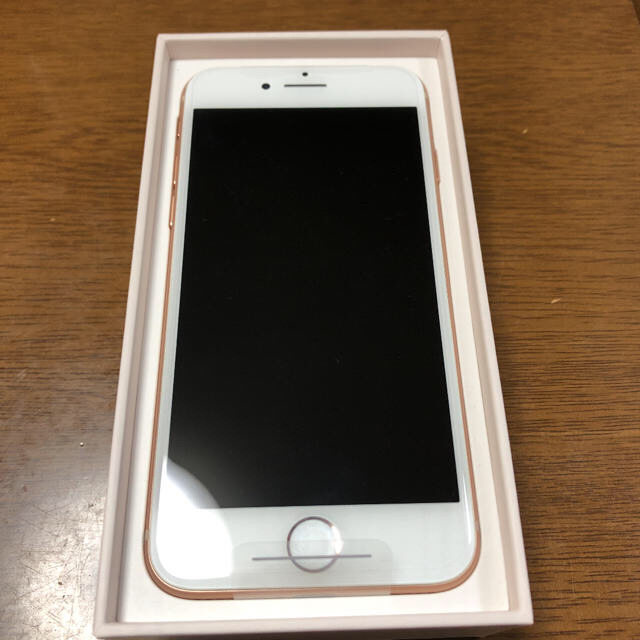 iPhone8 ゴールド　au