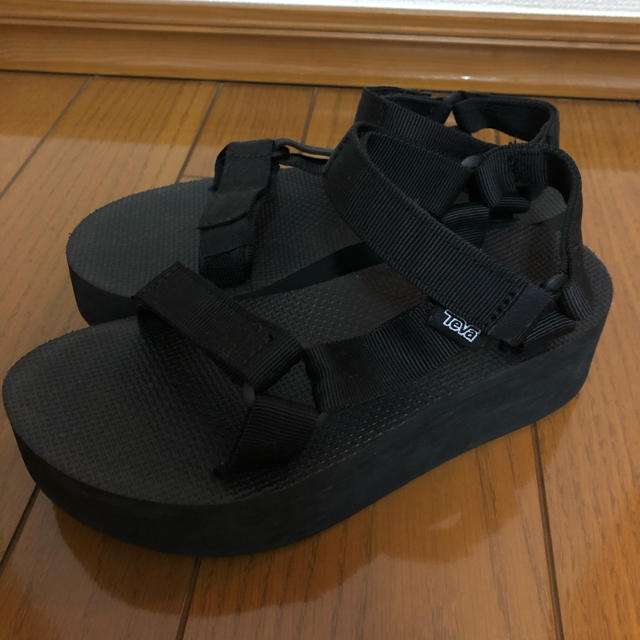 Teva(テバ)のteva ハリケーン 厚底 レディースの靴/シューズ(サンダル)の商品写真