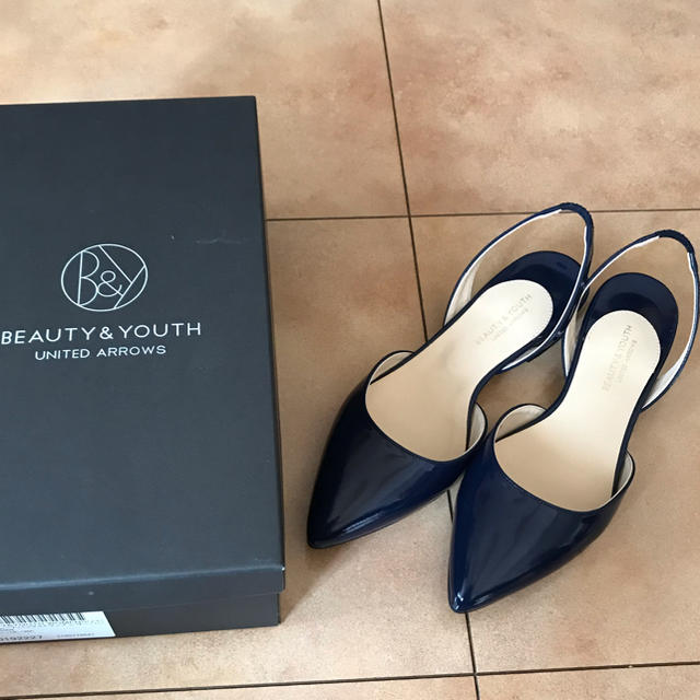 BEAUTY&YOUTH UNITED ARROWS(ビューティアンドユースユナイテッドアローズ)のBY バックストラップ　レザー パンプス　極美品 レディースの靴/シューズ(ハイヒール/パンプス)の商品写真