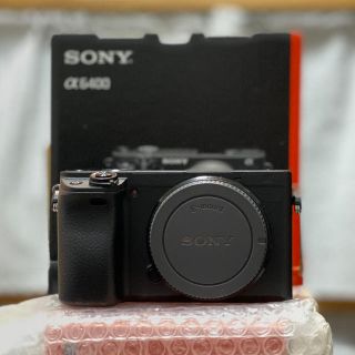 ソニー(SONY)のα6400 バッテリーx2、保護シート付(ミラーレス一眼)