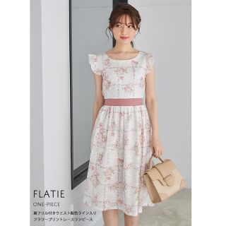 トッコ(tocco)の肩フリル付きウエスト配色ライン入りフラワープリントレースワンピース【flatie(ひざ丈ワンピース)