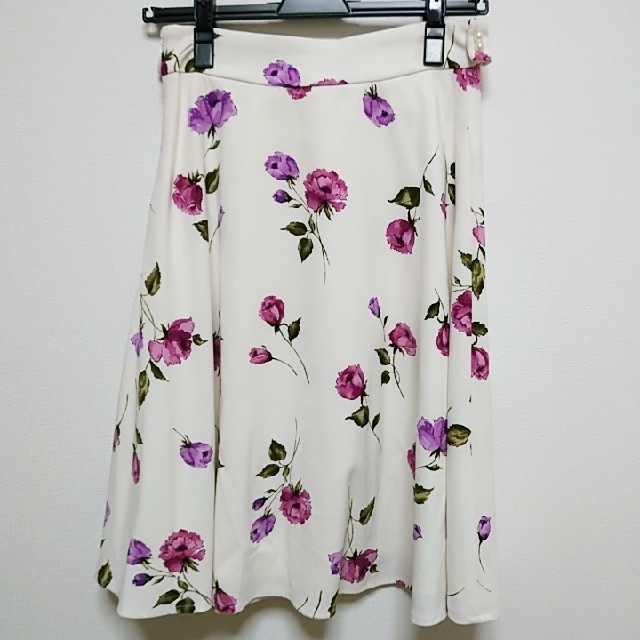 MISCH MASCH(ミッシュマッシュ)のmi様専用 MISCH MASCH 花柄 フレアスカート リボン付き レディースのスカート(ひざ丈スカート)の商品写真