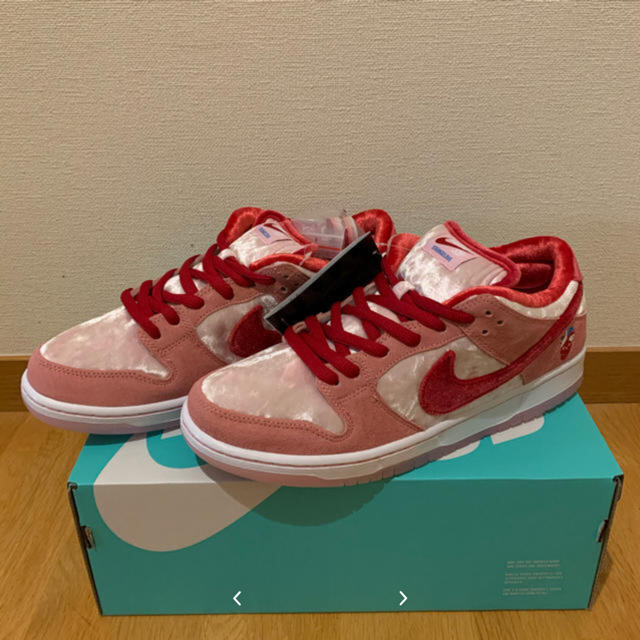 NIKE(ナイキ)のNIKE SB DUNK LOW× STRANGELOVE  26.5(送料込) メンズの靴/シューズ(スニーカー)の商品写真