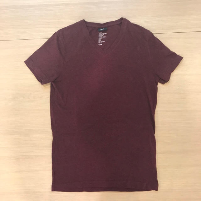 H&M(エイチアンドエム)のH&M  Vネック　ボルドー　Ｔシャツ　Sサイズ　無地　半袖 メンズのトップス(Tシャツ/カットソー(半袖/袖なし))の商品写真