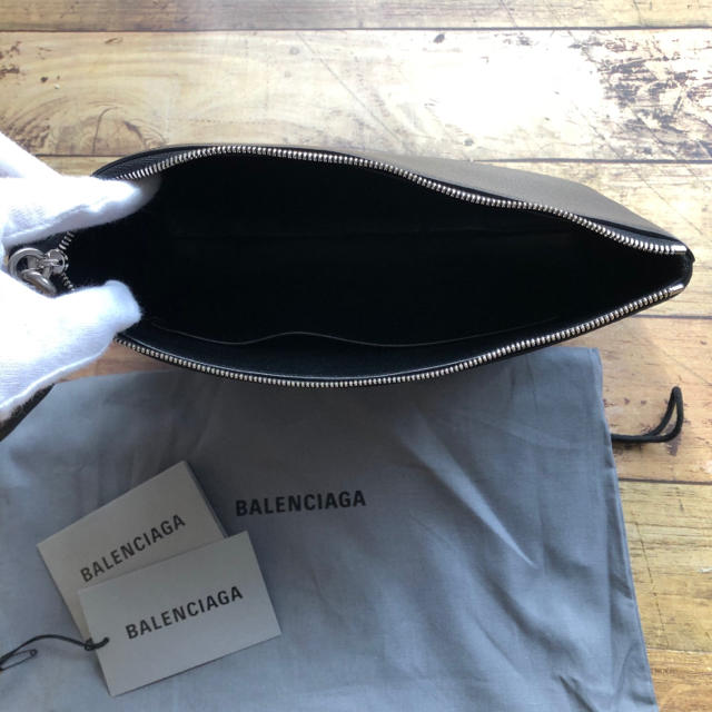 Balenciaga - 新品 BALENCIAGA バレンシアガ ロゴクラッチバッグの通販