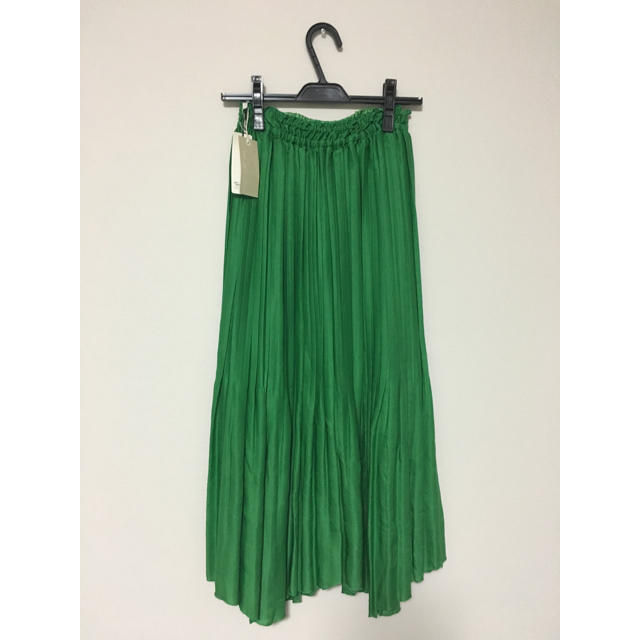 INED(イネド)のINED   シャイニーミモレ丈プリーツスカート   グリーン  Sサイズ レディースのスカート(ロングスカート)の商品写真