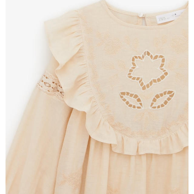 ZARA KIDS(ザラキッズ)の新品未使用　ZARA kids フリル　刺繍　カットワーク　長袖　ワンピース キッズ/ベビー/マタニティのキッズ服女の子用(90cm~)(ワンピース)の商品写真