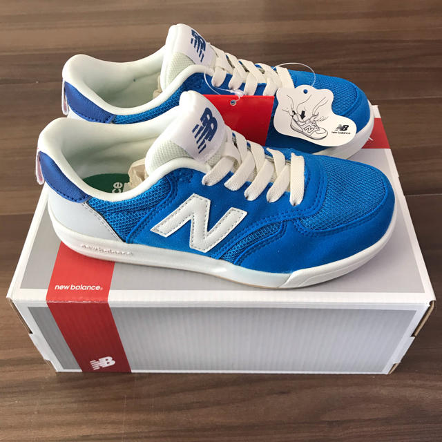 New Balance(ニューバランス)のnew balance   新品未使用　スニーカー 18.5㎝　KT300BLP キッズ/ベビー/マタニティのキッズ靴/シューズ(15cm~)(スニーカー)の商品写真