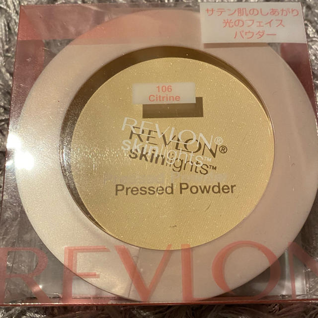 REVLON(レブロン)のレブロン スキンライトプレストパウダー 106 シトリンイエロー(10g) コスメ/美容のベースメイク/化粧品(フェイスパウダー)の商品写真