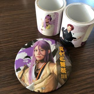 ディーエムエム(DMM)の刀ミュ蜂須賀虎徹＋蜻蛉切ろーるふせん缶バッチ(ミュージカル)