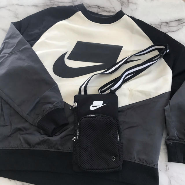 NIKE(ナイキ)のNIKE ナイロンパーカー　ポシェット　SET‼️ メンズのジャケット/アウター(ナイロンジャケット)の商品写真