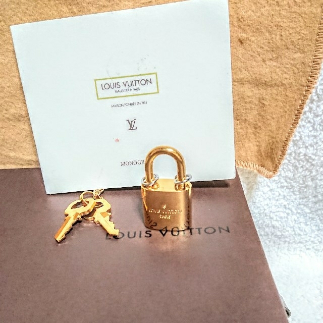 LOUIS VUITTON(ルイヴィトン)のルイヴィトンカデナパドロック南京錠鍵2本付きゴールド メンズのアクセサリー(ネックレス)の商品写真